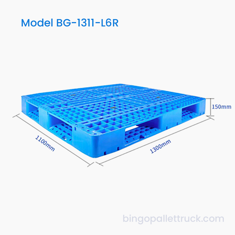 Ütésálló 1300x1100 mm-es műanyag raklap durva raktári kezeléshez